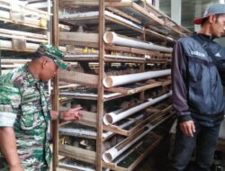 Babinsa Selo Komsos Dengan Peternak Desa Sanden
