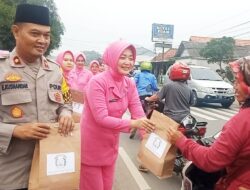 Polsek Jatiwangi Bagikan Takjil untuk Pengguna Jalan di Bulan Ramadhan