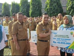 Pj Bupati Dedi Supandi Serahkan Hadiah TPS Unik dan Santunan Kematian pada Penyelenggara Pemilu 2024.