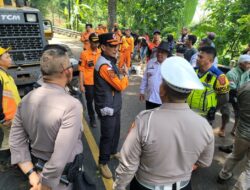 Polisi di Majalengka Tinjau Lokasi Evakuasi Bencana Alam Tanah Longsor di Jalan Raya Cikijing-Kuningan