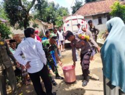 Polsek Panyingkiran Bantu Warga Terdampak Banjir dengan Pendistribusian Air Bersih