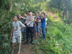 Bhabinkamtibmas Polsek Cikijing Bersama Warga Evakuasi Pohon Tumbang yang Menimpa Rumah Warga