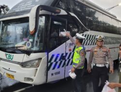Sat Lantas Polres Majalengka Polda Jabar Bagikan Tajil Gratis di Alun-Alun Majalengka