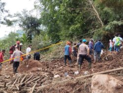 Tim Gabungan Terus Berupaya Cari Korban Longsor di Jalan Nasional Cikijing-Kuningan