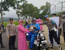 Polsek Cingambul Bagikan Takjil dalam Suasana Ramadhan