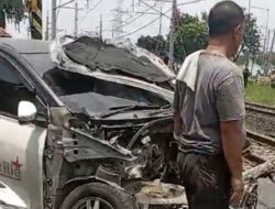 Mobil Tertabrak KA di Perlintasan Bekasi, Perjalanan KRL Sempat Terganggu