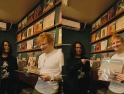 Sukses Konser di JIS, Ed Sheeran Mampir ke Pasar Santa dan Viral