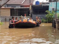 Polsek Bojongsari Bantu Evakuasi Korban Banjir di Sawangan