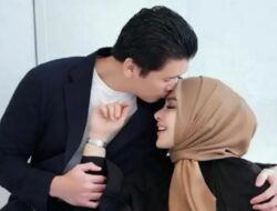 Ultah Kelima Pernikahan, Kecup Mesra Reino Barack ke Syahrini