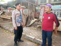 Bhabinkamtibmas Polsek Cigasong Berikan Imbauan Kamtibmas kepada Petugas Parkir di Pasar Sindangkasih
