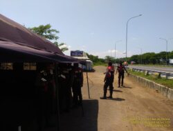 Sat Samapta Polres Majalengka Pantau Kegiatan Korve Posko Ops Ketupat Lodaya 2024 di Kilometer 152 Tol Cipali
