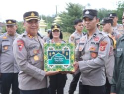 Kapolres PALI Serahkan Bingkisan Hari Raya Idul Fitri 1445 H Secara Simbolis