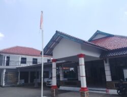 Miris!!, Bendera Merah Putih Terpasang di Depan Kantor Desa Jatiwangi Sudah Usang dan Robek Terkesan Adanya Pembiaran, Kini Jadi Sorotan Masyarakat