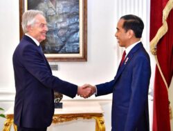 Presiden Joko Widodo Bersama Mantan Perdana Menteri Inggris Bahas Serangkaian Inisiatif Strategis di Istana Merdeka