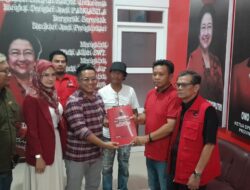 Pengusaha Milenial Majalengka Serahkan Berkas Pendaftaran Bakal Calon Wakil Bupati ke DPC PDI Perjuangan Majalengka