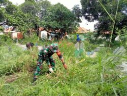 Budayakan Gotong Royong, Babinsa Koramil 1716/Dawuan Bersama Warga Bersihkan TPU