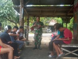 Peduli Generasi Muda, Babinsa Koramil 1713/Ligung Laksanakan Komsos Bersama Warga
