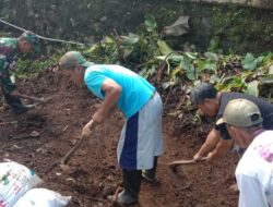 Mitigasi Banjir, Babinsa Koramil 1703/Argapura Bersama Warga Karya Bakti Bersihkan Saluran Air