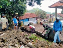 Peduli Lingkungan, Babinsa Koramil 1701/Majalengka Bersama Warga Bersihkan Saluran Air