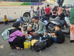 Sabar Menanti Berjam-jam, Ratusan Pemudik Tertahan di Terminal Induk Kota Bekasi