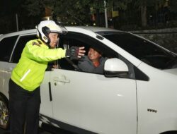 Patroli di Tol, Kakorlantas Polri Temui Sopir Istirahat di Bahu Jalan