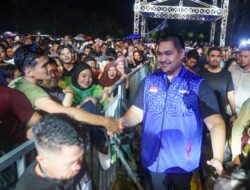 Berbaur dengan Masyarakat Pangkalan Bun, Menpora Dito Saksikan Kemeriahan Festival Kebersamaan