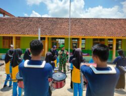 Tanamkan Kekompakan, Babinsa Koramil 1711/Sumberjaya Dampingi Latihan Drumband di MTs Al Islah