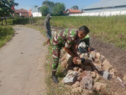 Babinsa Koramil 1713/Ligung Bersama Warga Laksanakan Karya Bakti Pembuatan Saluran Air
