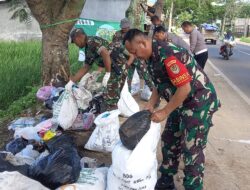 Peduli Kebersihan, Personel Koramil 1705/Cikijing Gotong Royong Pembersihan Sampah di Jalan Raya Cibodas