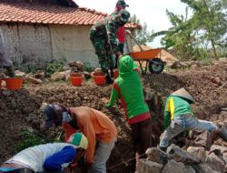 Babinsa Koramil 1712/Jatiwangi Bersama Warga Laksanakan Karya Bakti Pembuatan Saluran Air