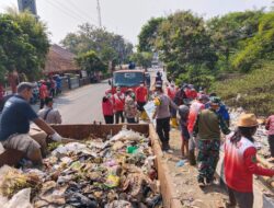 Mitigasi Pencemaran Lingkungan, Personel Koramil 1714/Jatitujuh Gelar Karya Bakti Pembersihan Sampah
