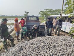 Kompak, Anggota Satgas TMMD Reguler Ke-120 Kodim 0726/Sukoharjo dan warga Langsir Material Rabat Beton