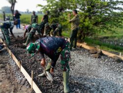Satgas TMMD Reguler ke-120 Kodim 0726/Sukoharjo, Bergotong Royong Siapkan Papan Mal Pengecoran Jalan