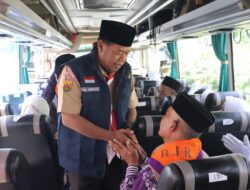 Lepas Calon Jemaah Haji, Sekda H.Eman Suherman berpesan untuk Menjaga Kesehatan saat di Tanah Suci Mekah.
