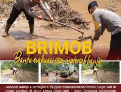 Brimob Aceh Terjun ke Lokasi Longsor dan Bersihkan Sisa Banjir