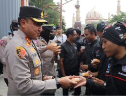 Kapolres Majalengka Bagikan Air Mineral dan Makanan Ringan kepada Para Pengunjuk Rasa Buruh