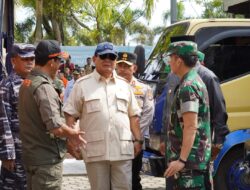 Pangdam I/BB Dampingi Menhan Prabowo Subianto Serahkan Bantuan Korban Bencana Sumbar