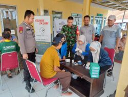 Sinergitas Babinsa dan Bhabinkamtibmas Dalam Melaksanakan Pendampingan Pengobatan Gratis