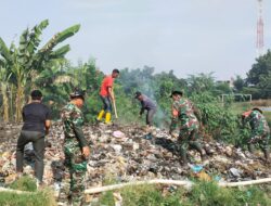 Cegah Kebakaran, Anggota Koramil 1714/Jatitujuh Karya Bakti Bersihkan Sampah