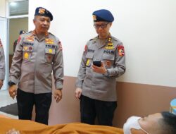 Wadankorbrimob Polri Jenguk Anggota Yang Sedang Sakit di RSBB