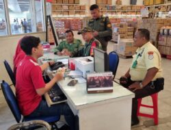 Babinsa Tipes Cek Harga sembako di Pasar Modern Lotte Mart