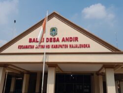 Bendera Merah Putih Sudah Lusuh dan Sobek, Masih Terpasang di Tiang Depan Kantor Balai Desa Andir.