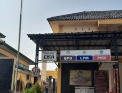Miris!!! Bendera Merah Putih Lusuh dan Sobek, Masih Terpasang di Depan Desa Loji