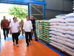 Presiden Joko Widodo, Meninjau Stok Beras di Gudang Bulog Kota Lubuklinggau.