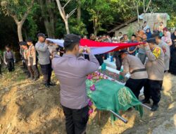 Kabag SDM Polres Majalengka Pimpin Prosesi Pemakaman Kedinasan Almarhum AIPTU Agus Iriyanto