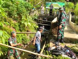 Ciptakan Lingkungan Bersih, Anggota Koramil 1705/Cikijing Laksanakan Karya Bakti Bersihkan Solokan Air