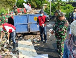 Budayakan Hidup Bersih, Anggota Koramil 1701/Majalengka Bersama Warga Bersihkan Sampah