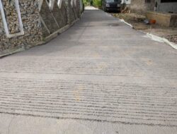 Kuwu Kasnita Muluskan Jalan Gang Blok Telar Desa Mulyasari