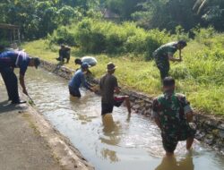 Melalui Karya Bakti, Personel Koramil 1710/Leuwimunding Gotong Royong Bersihkan Saluran Air