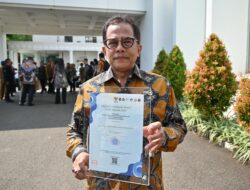 Setjen DPR RI Terima ‘Digital Government Award’ dari Presiden RI dalam SPBE Summit 2024